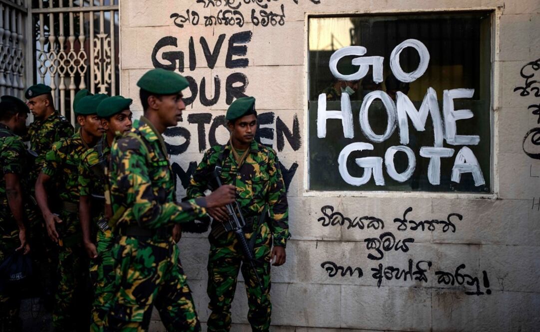 Soldados del ejército de Sri Lanka patrullan cerca de la residencia oficial del presidente Gotabaya Rajapaksa. Foto: AP