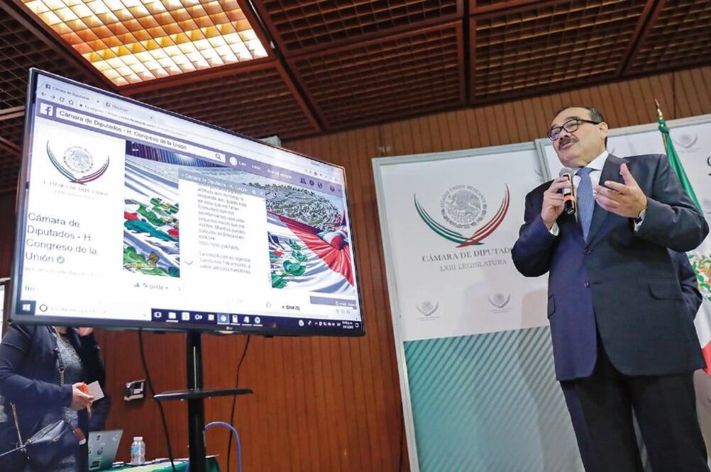 El presidente de la Mesa Directiva de la Cámara de Diputados, Jorge Carlos Ramírez Marín, presentó el nuevo chatbot de Facebook. (IVÁN STEPHENS EL UNIVERSAL)