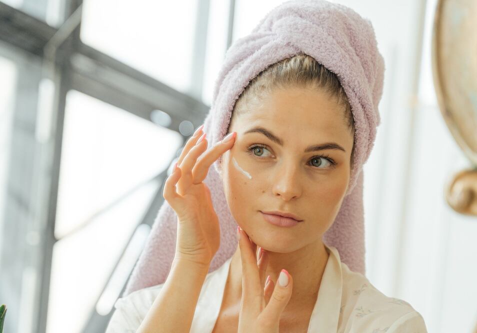 En casa se pueden preparar contornos de ojos efectivos. Foto: Pexels