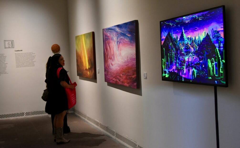 La exposición reúne obras de 42 artistas contemporáneos que dialogan con piezas de las colecciones del propio museo y del Archivo Histórico de la Ciudad de México.
Foto: Especial.