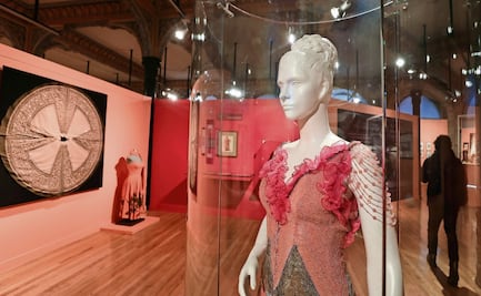 Hilvanan la historia de la moda en El Estanquillo