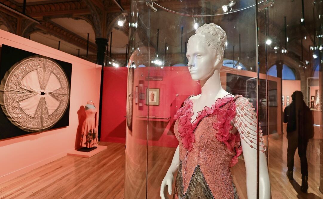 La muestra se conforma por más de 500 piezas como fotografías, revistas, vestuarios y objetos publicitarios. Fotos: Berenice Fregoso | El universal