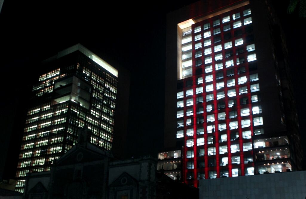 La Secretaría de Relaciones Exteriores iluminó de rojo su edificio con motivo del Día Internacional de la Lucha contra el VIH/SIDA. Foto: Especial