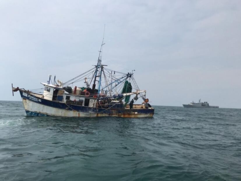 Marina asegura buque pesquero con más de 12 mil litros de combustible en Campeche
