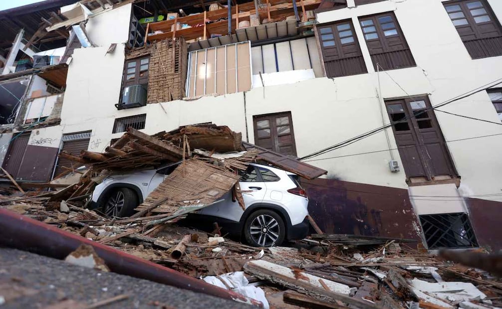 Fotografía que muestra un vehículo afectado tras un fuerte temblor este lunes, en Manizales (Colombia). Al menos dos personas murieron en la capital del departamento de Caldas, por el terremoto de magnitud 7,4 que sacudió buena parte del territorio nacional, según informó el alcalde de esa ciudad, Jorge Eduardo Rojas Giraldo. Foto: EFE