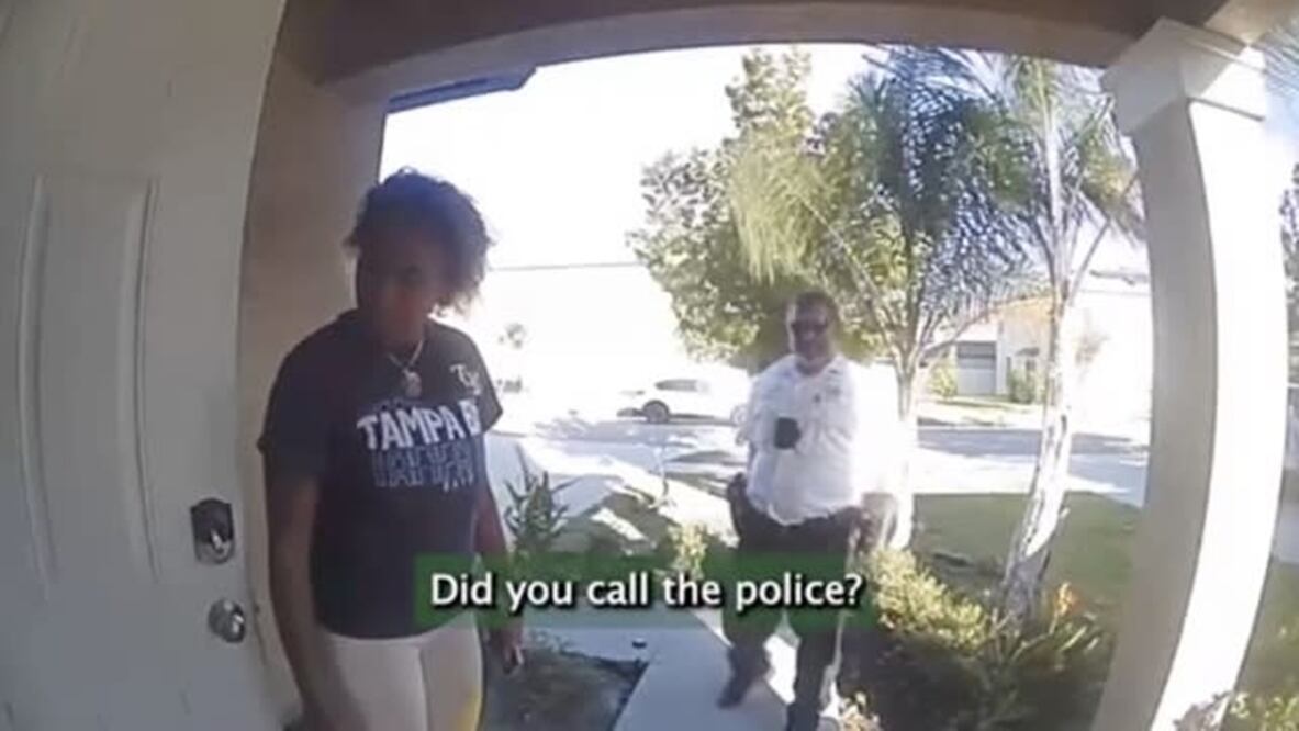 Las imágenes que se muestran gracias a la cámara del oficial Scott Pracht, además de las proporcionadas por el timbre de la casa, muestran como el agente se acerca a la puerta y se encuentra con la madre del niño diciéndole que recibieron una llamada al 911. Foto: tomada de video