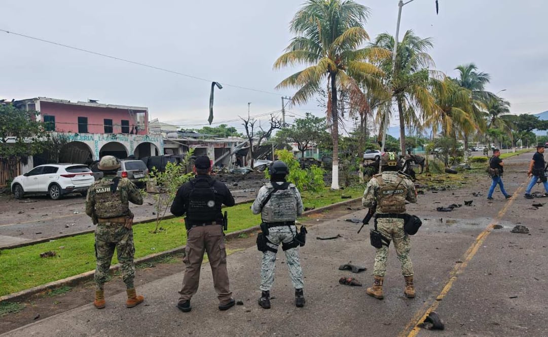 Ante la explosión registrada en Coahuayana, municipio costero de Michoacán, la Secretaría de Marina (Semar) informó que activó los protocolos de apoyo, con el despliegue de cinco aeronaves para la atención de las personas heridas.
Foto: Especial.