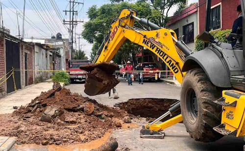 Nezahualcóyotl sinkhole repair begins after heavy rains; traffic suspended for safety
