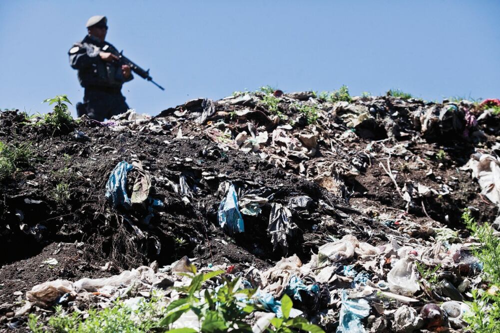 El basurero de Cocula, donde presuntamente se incineró a los normalistas, se encuentra con mínima vigilancia, y casi cualquier persona puede entrar (CRISTOPHER ROGEL BLANQUET. EL UNIVERSAL)