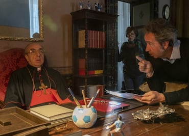 Silvio Orlando caminó como cardenal y turistas le besaron su anillo