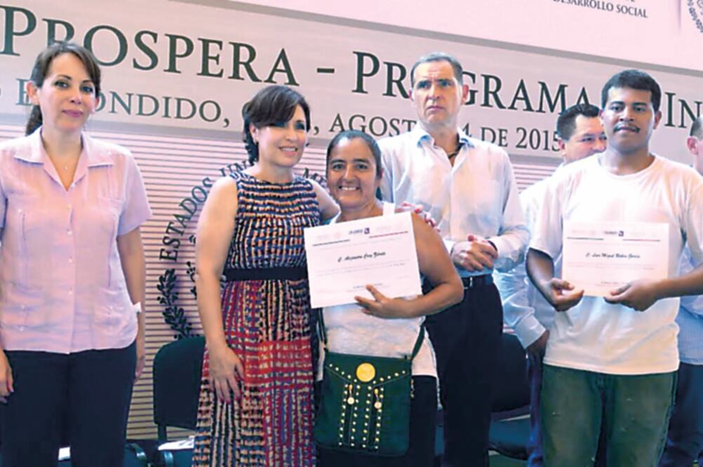 La titular de la Secretaría de Desarrollo Social, Rosario Robles, destacó que las mujeres quieren que sus hijos salgan adelante, porque no tienen grandes herencias ni bienes porque lo único que tienen para darles es una educación de calidad (Especial)