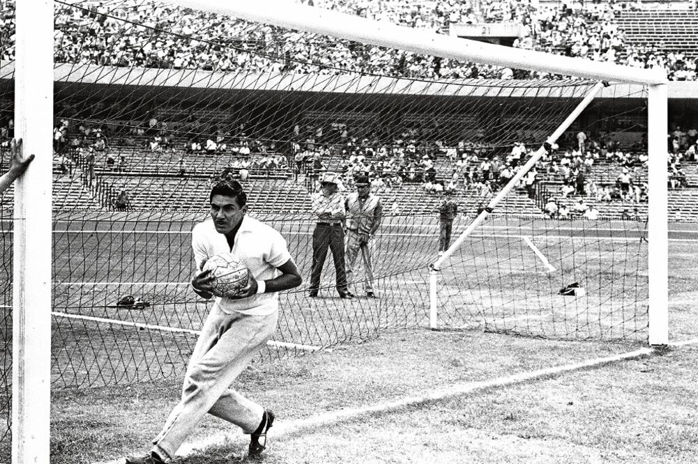 El 19 de julio de 1966, la “Tot a” defendió el arco de México ante a Uruguay en el Mundial de Inglaterra. Fue su único partido durante ese evento, suficiente para convertirse en el “Cinco Copas” (ARCHIVO. EL UNIVERSAL)