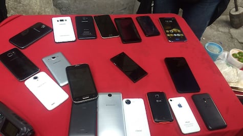Tras denuncias de robos, aseguran 200 celulares en Centro Histórico