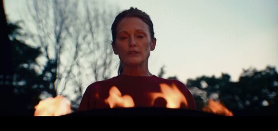 Julianne Moore se esmera como madre protectora