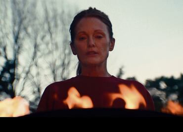 Julianne Moore se esmera como madre protectora