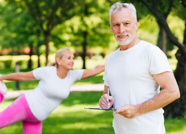 El ejercicio que estabas buscando; ayuda a tener flexibilidad y fuerza en la espalda