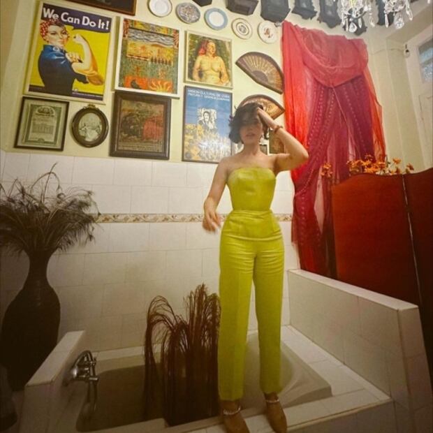 Los looks de Ángela Aguilar durante su viaje a Cuba