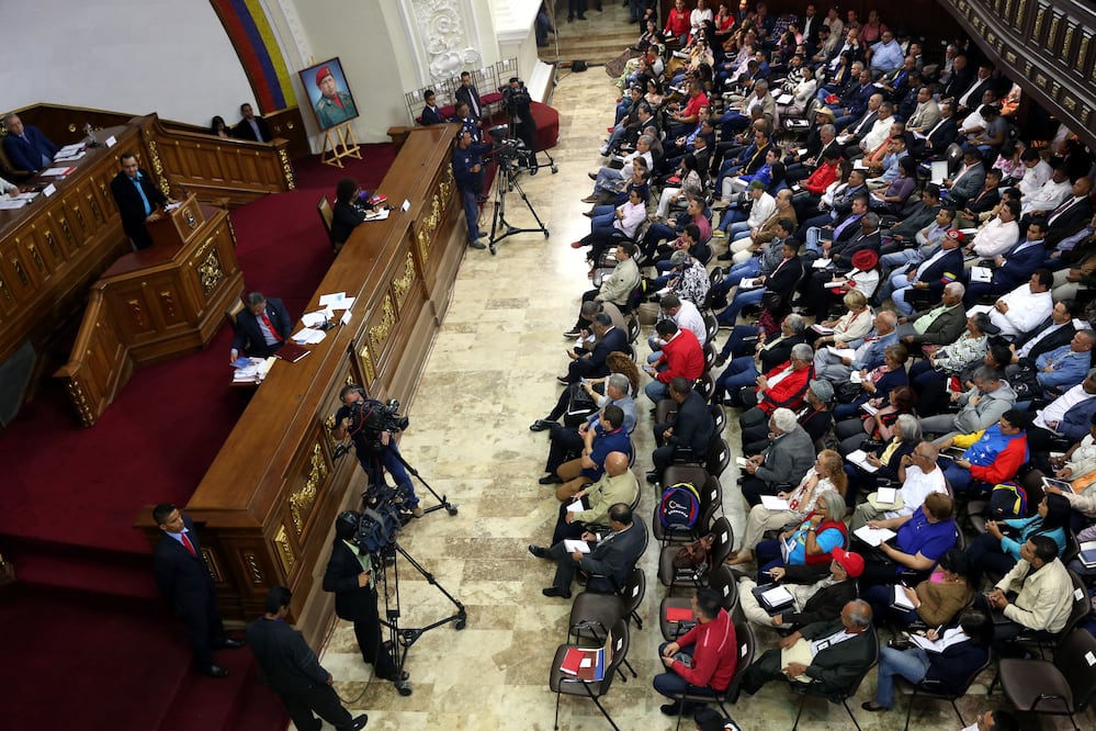 Miembros de la Asamblea Nacional Constituyente (ANC) participan durante una sesión de la ANC en el Palacio Federal Legislativo en Caracas, Venezuela. (Xinhua)