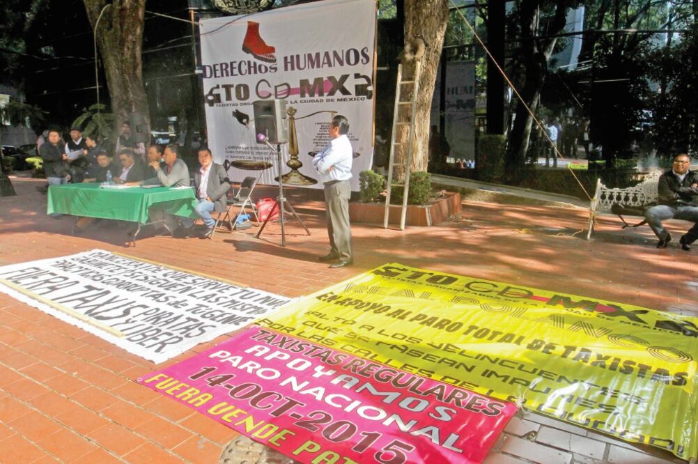 Los conductores se manifestaron frente a las instalaciones del Tribunal ubicado en Insurgentes y Nebraska, en la colonia Napoles (FERNANDO RAMÍREZ. EL UNIVERSAL)