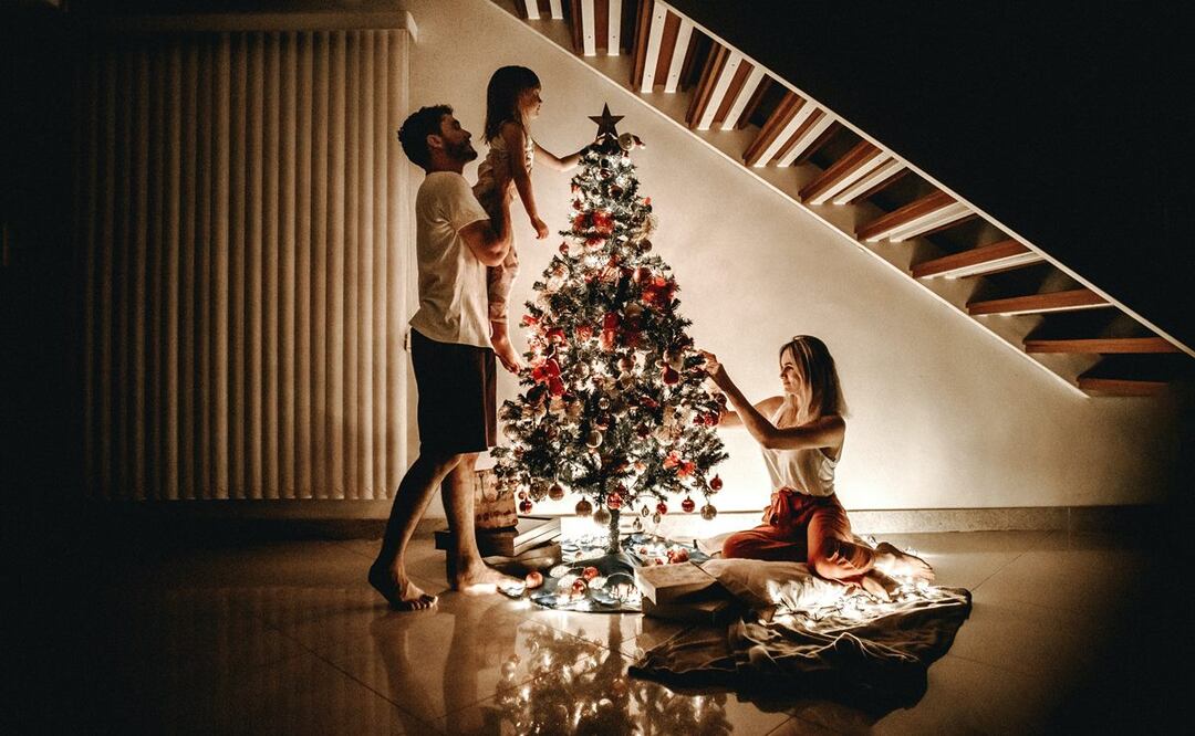 Familia pone árbol de Navidad. / Foto: Unsplash.