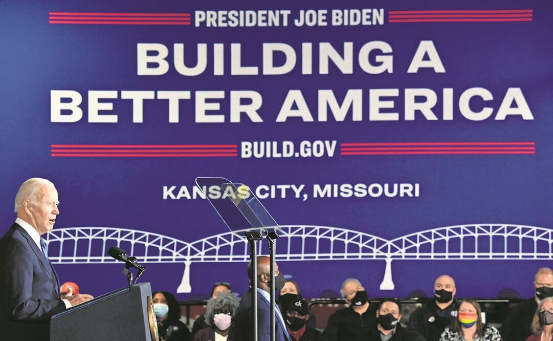 El presidente estadounidense, Joe Biden, en un evento en Kansas, un día antes de la Cumbre por la Democracia que se realizará de forma virtual y que termina el viernes. Foto: Nicholas Kamm. AFP