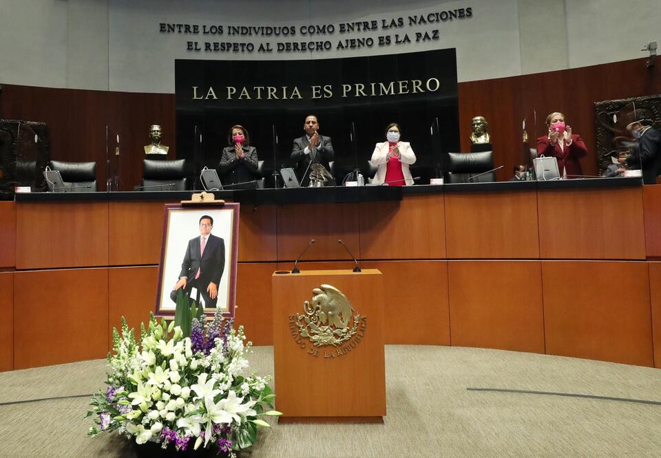 Senado dedica un minuto de aplausos al cronista Juan Arvizu