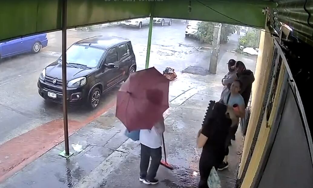 Un video que captó el momento del ataque proyecta a las personas platicando cuando de pronto surge un auto en medio de la lluvias. Foto: captura de pantalla