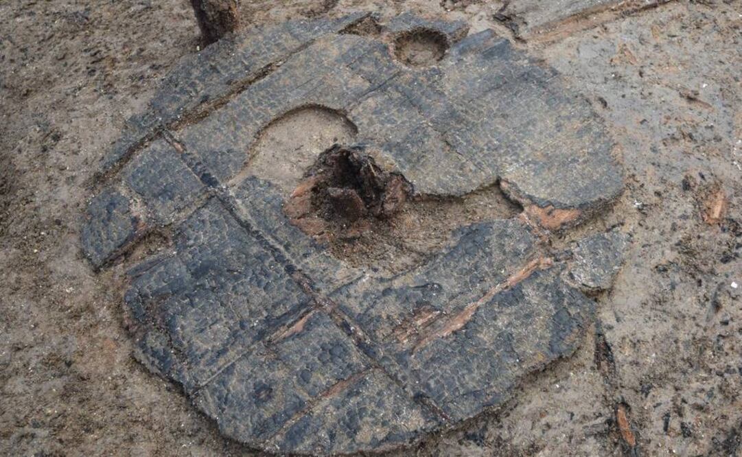 La rueda de madera, de un metro de diámetro y de hace 3.000 años, fue encontrado en el enclave de excavaciones arqueológicas de Must Farm, una ubicación denominada "La Pompeya británica". FOTO: Twitter/@MustFarm.