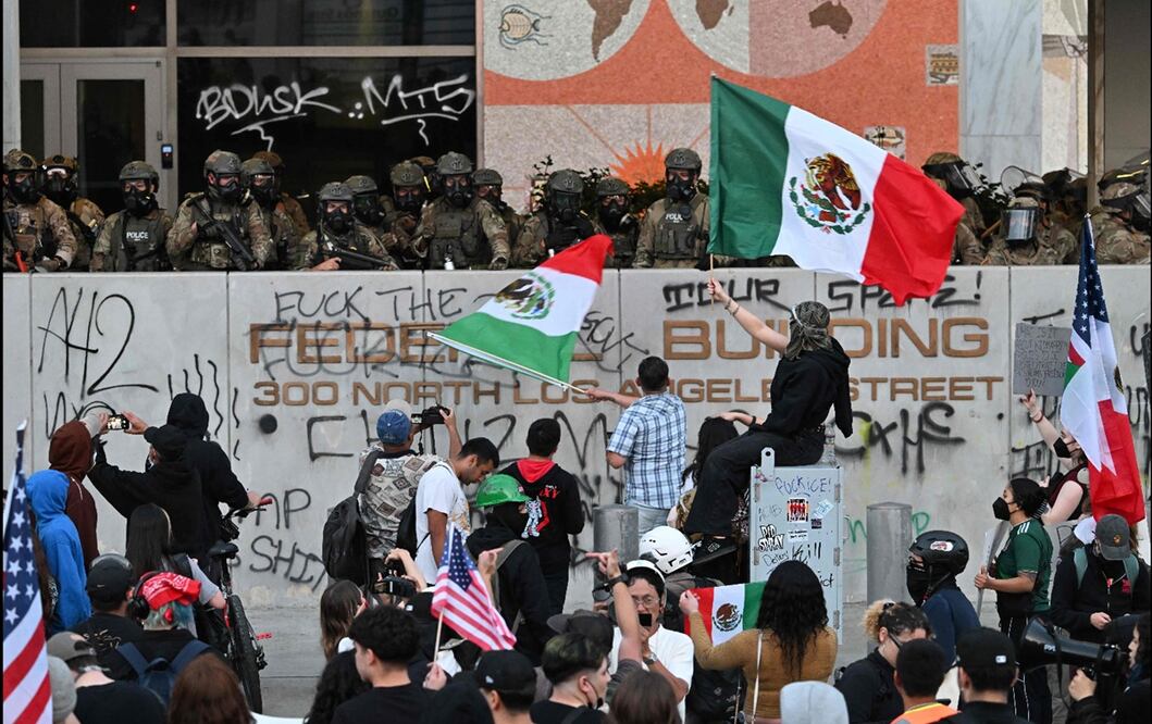 Agentes de la policía de Aduanas y Protección Fronteriza de EU montan guardia frente al Edificio Federal mientras continúan las protestas en respuesta a las operaciones federales de inmigración en Los Ángeles, California, el 10 de junio de 2025. Foto: AFP