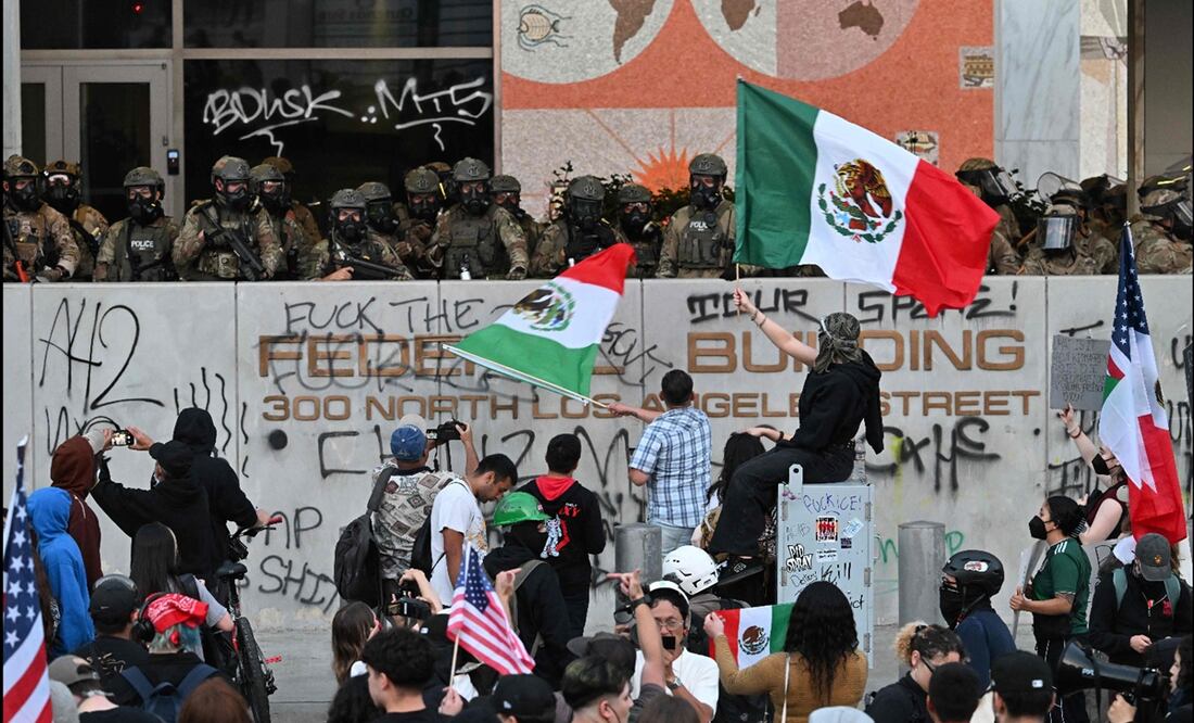 Agentes de la policía de Aduanas y Protección Fronteriza de EU montan guardia frente al Edificio Federal mientras continúan las protestas en respuesta a las operaciones federales de inmigración en Los Ángeles, California, el 10 de junio de 2025. Foto: AFP