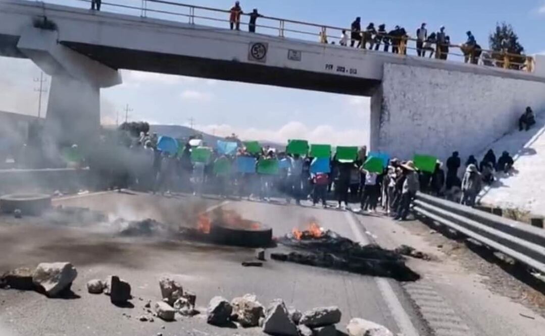 La autopista, a la altura de dicho municipio, fue cerdada en su totalidad, lo que género que cientos de automovilistas y camiones de carga se quedaran varados por horas. Foto: Especial