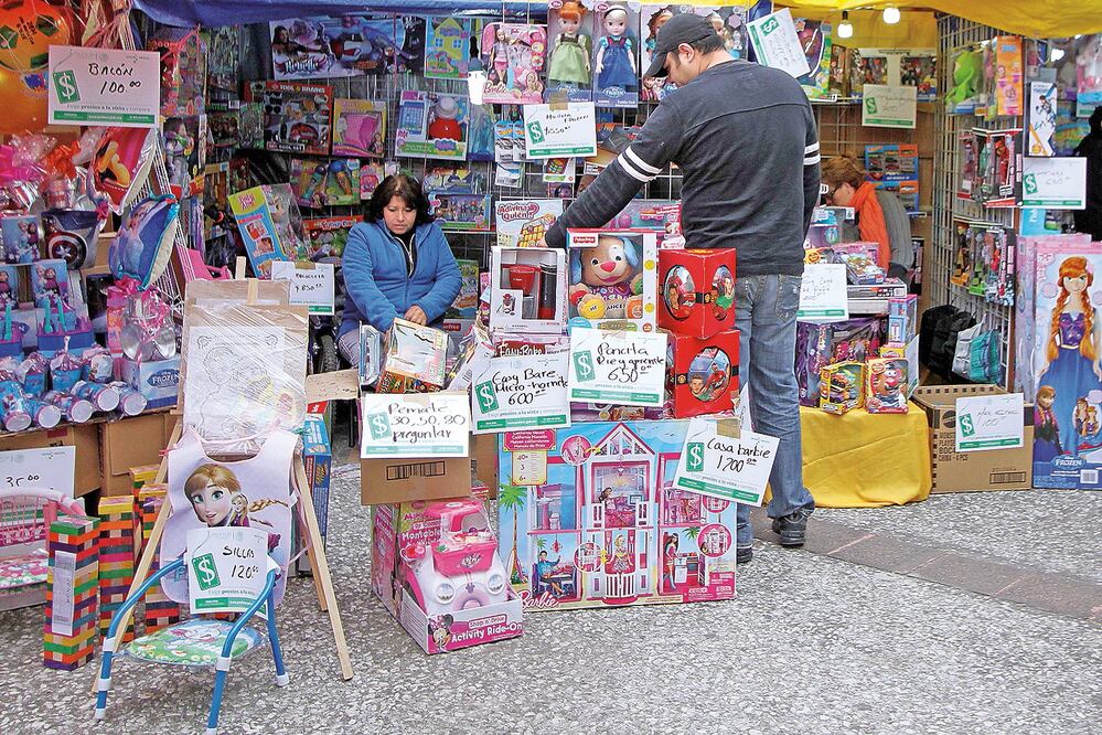 La delegación recomienda regalar a los pequeños juguetes didácticos y evitar los bélicos (ARCHIVO EL UNIVERSAL)