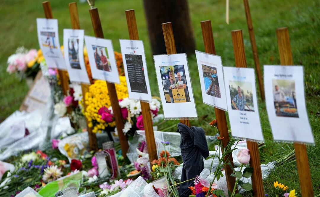Los monumentos para aquellos que murieron en un tiroteo masivo se encuentran al borde de la carretera junto a Schemengees Bar & Grille. Foto: AP