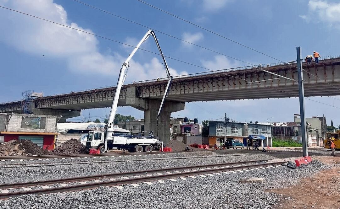 Ante la llegada de la nueva administración, vecinos de Santiago Teyahualco temen que las obras del tren pueda presentar más retrasos. Foto: Archivo | El Universal