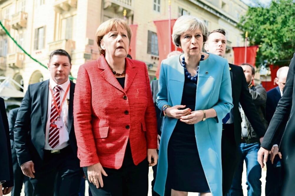 La canciller de Alemania, Angela Merkel, y la primera ministra de Reino Unido, Theresa May, durante la cumbre de la Unión Europea, en La Valeta. (RENE ROSSIGNAUD. AP)