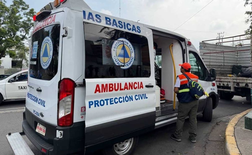 Personal de Protección Civil de la alcaldía acudió al lugar tras recibir el reporte de una mujer inconsciente. (21/08/2026). | Foto: Archivo/@Alcaldía Cuauhtémoc.