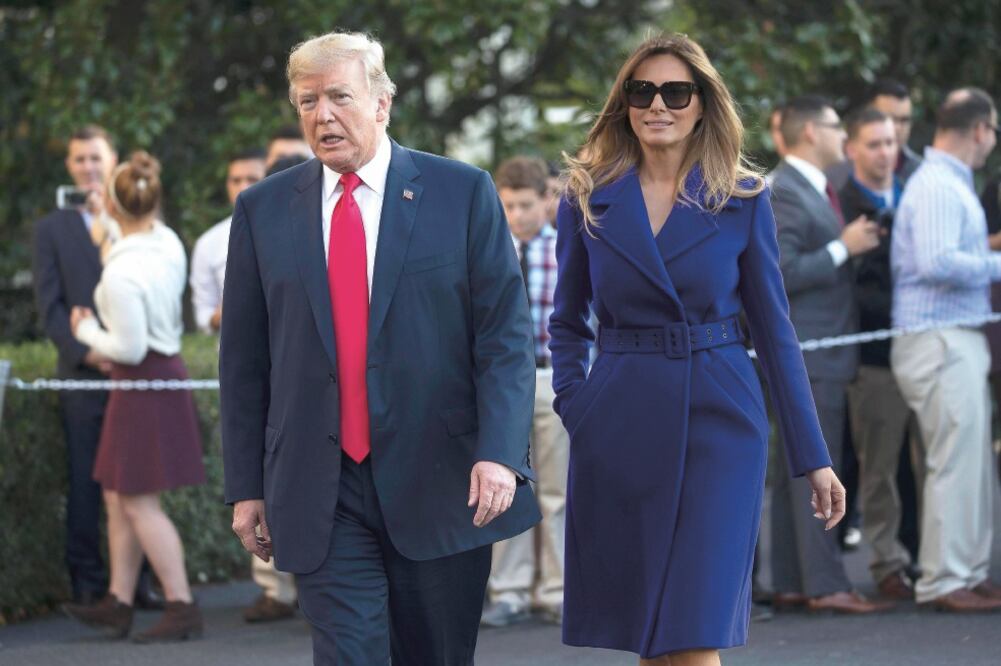 Viaje. Donald Trump y su esposa Melania viajaron ayer a Hawaii para iniciar su gira por Asia el lunes. (SHAWN THEW. EFE)