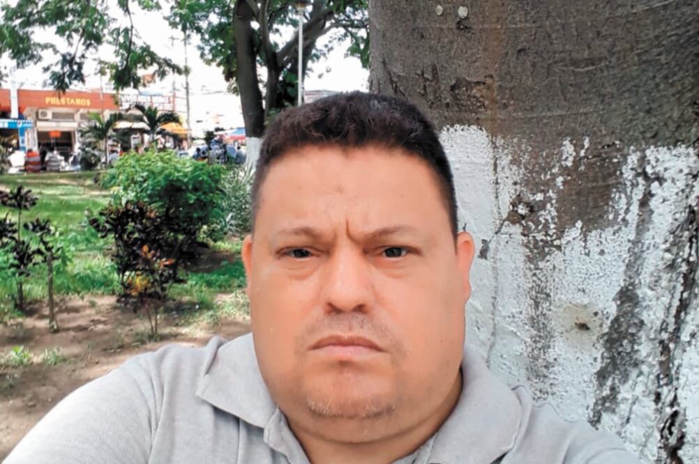 Acorra lado. Héctor R. García Hernández señala que en Honduras la vida está mal por el desempleo y la violencia. Foto/CORTESÍA DE HÉCTOR R. GARCÍA