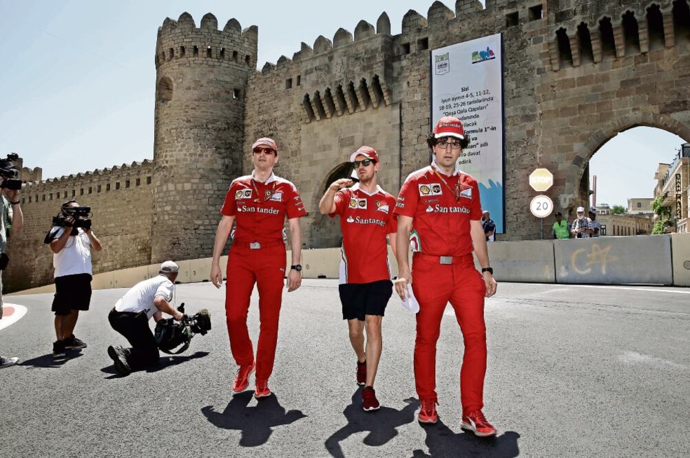Sebastian Vettel (centro) recorre el circuito de Bakú, en Azerbaiyán; el alemán marcha tercero en la clasificación (LUCA BRUNO. AP)