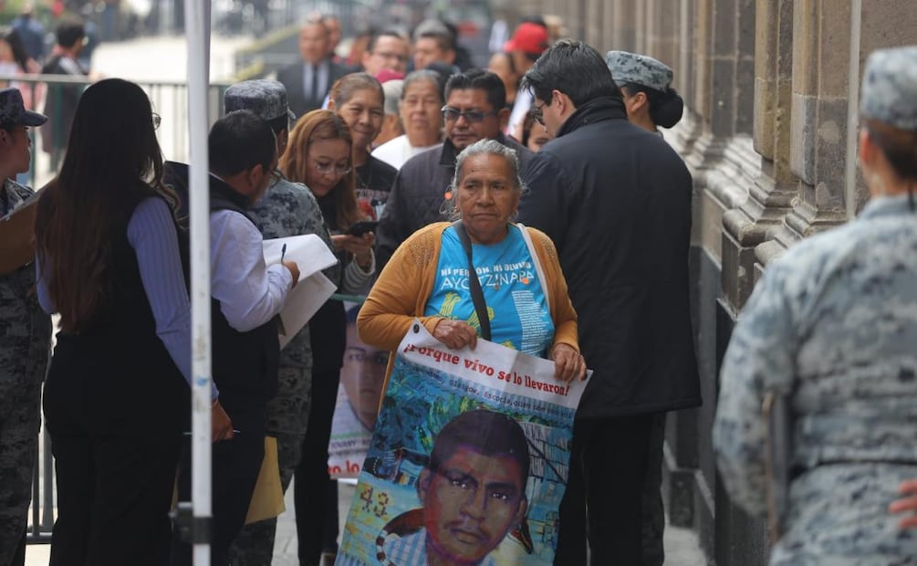 Familiares de los 43 de Ayotzinapa llegan a Palacio Nacional para reunirse con la presidenta Claudia Sheinbaum a un mes de cumplirse 12 años de su desaparición (27/08/2026). Foto: Gabriel Pano / EL UNIVERSAL