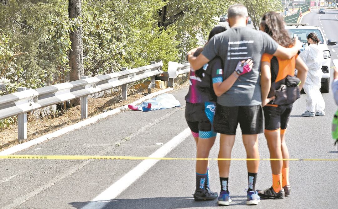 A pesar de que Octavio portaba equipo protector, el impacto del automóvil y posterior caída contra el pavimento le quitaron la vida. Foto: Valente Rosas. El Universal