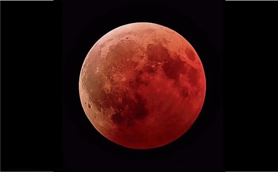 En la totalidad del eclipse, los rayos del Sol atraviesan la atmósfera, dispersan la luz y le dan paso principalmente a los tonos amarillos y rojos, lo cual hace que la Luna tome ese característico color rojizo. Foto: NASA / En la sombra del eclipse