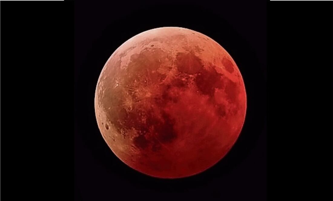 En la totalidad del eclipse, los rayos del Sol atraviesan la atmósfera, dispersan la luz y le dan paso principalmente a los tonos amarillos y rojos, lo cual hace que la Luna tome ese característico color rojizo. Foto: NASA / En la sombra del eclipse