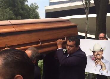 Inicia recorrido del féretro de Joan Sebastian