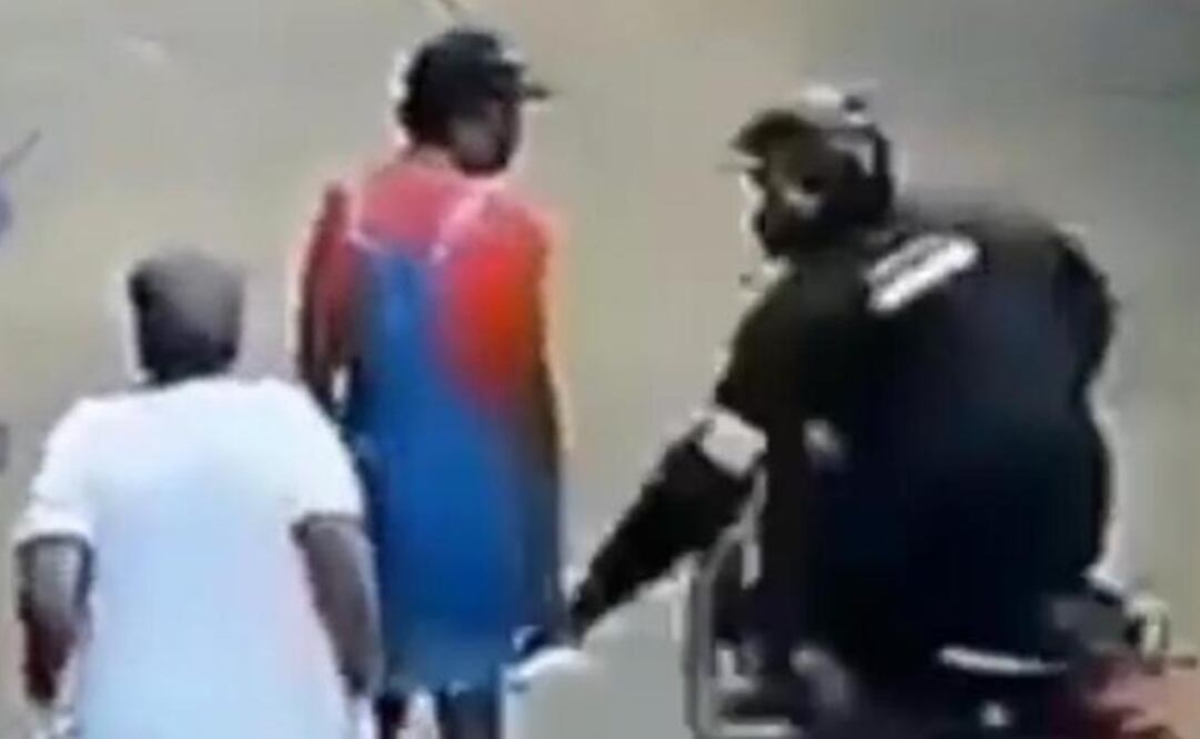 Instante en que el motociclista le arrebata la bolsa a la mujer. Foto: Captura de video
