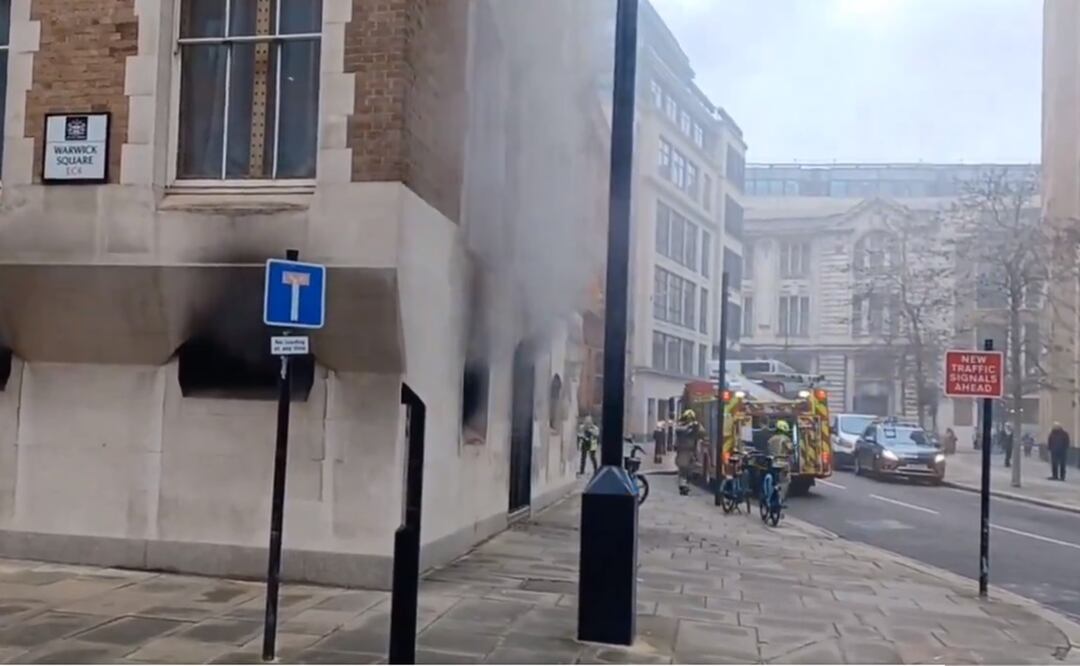 Los bomberos han pedido a la ciudadanía evitar el acercarse por la zona hasta que los trabajos de extinción se hayan completado. Foto: Tomada de video