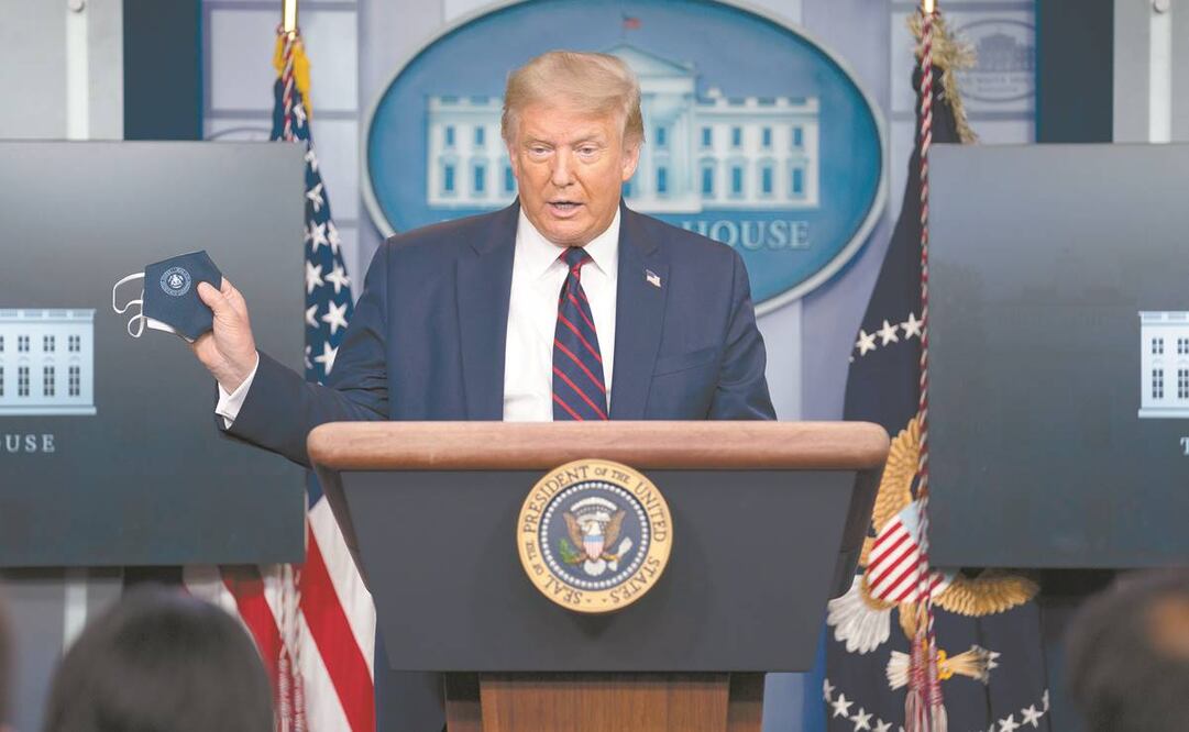 El presidente Donald Trump, ayer en una conferencia de prensa en la Casa Blanca, en Washington, en la que insistió a la ciudadanía en usar tapabocas. Foto: EVAN VUCCI. AP