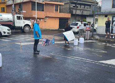 Vecinos bloquean Avenida La Turba en Tláhuac; exigen solución a encharcamientos por lluvias