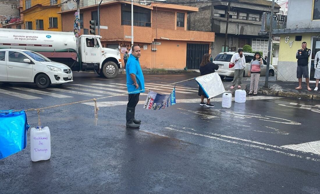 Vecinos bloquean Avenida La Turba en Tláhuac; exigen solución a encharcamientos por lluvias. Foto: Especial