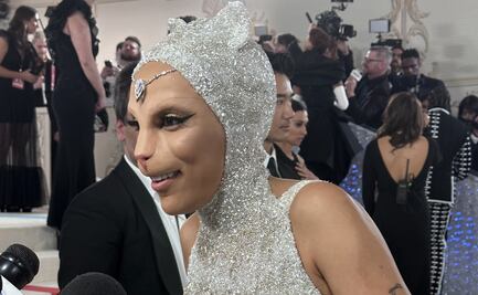 "Y la que Meow": Doja Cat "homenajea" a gatita de Karl Lagerfeld y maúlla en la Met Gala